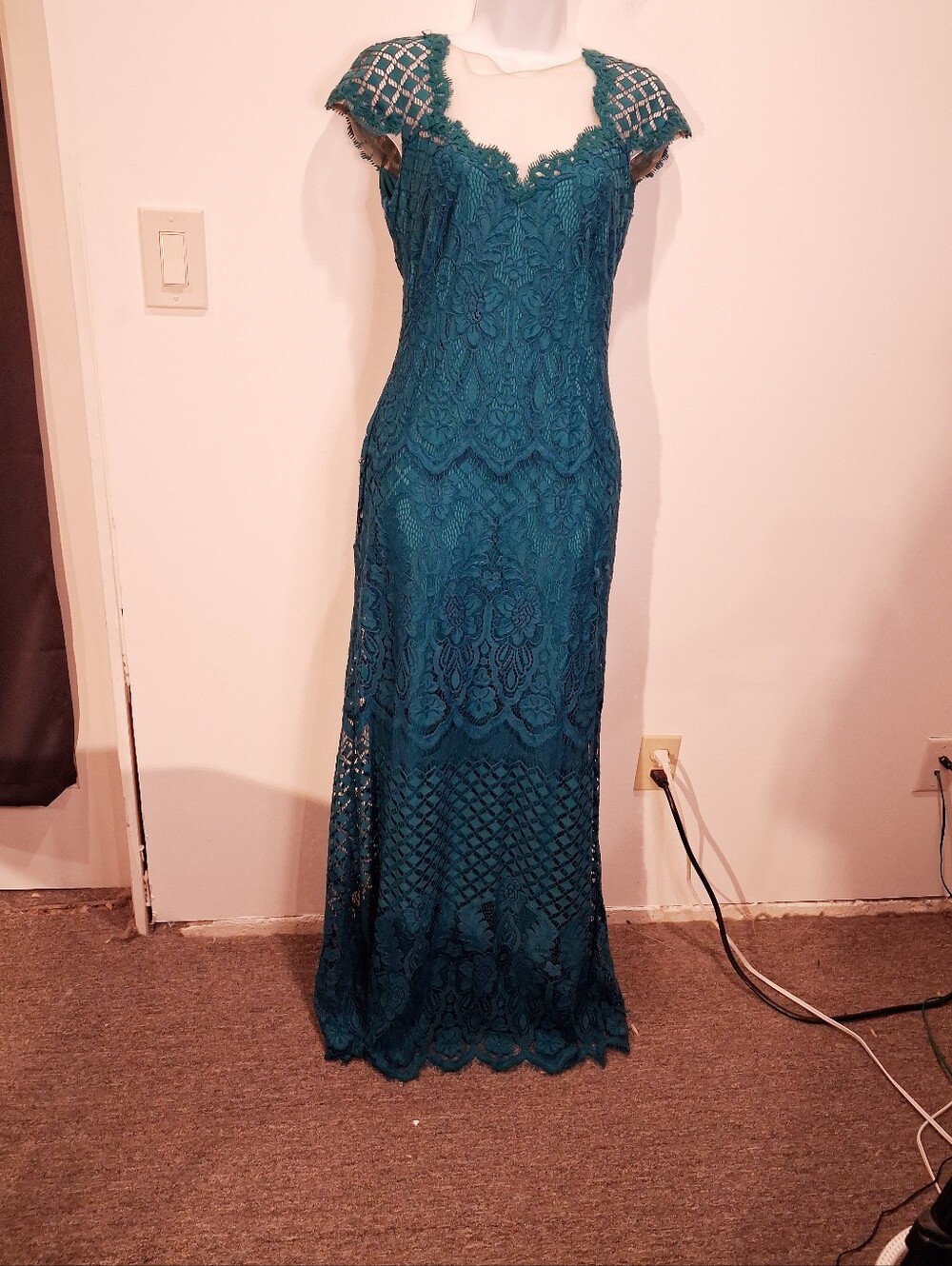 Tadashi Shoji Size 4 Teal Color Cosette Lace Gown. Small Flaw